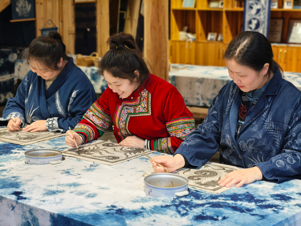 2025年3月14日,村民在肇興侗寨內(nèi)制作蠟染。圖片來源:新華社 2025年3月14日,村民在肇興侗寨內(nèi)制作蠟染。圖片來源:新華社