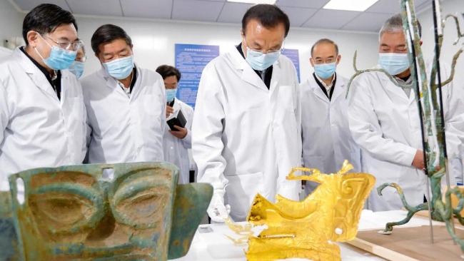 李克強(qiáng)考察三星堆考古現(xiàn)場(chǎng):研究好這筆豐厚的歷史文化遺產(chǎn)