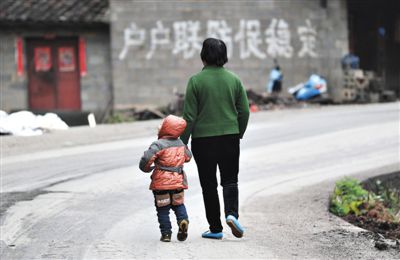 3月22日,云南省丘北縣平龍村,朱林澤被奶奶拉著回家。他在佳佳幼兒園上中班,是19日毒鼠強(qiáng)中毒案中32名被緊急送醫(yī)孩子之一。