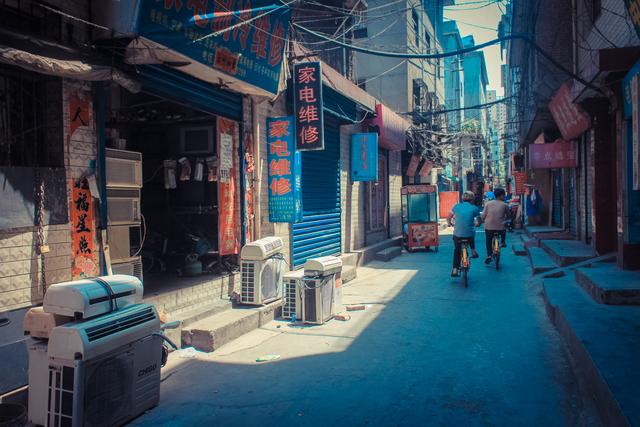 城市里的鄉(xiāng)村,西安西八里村紀實,小巷中這條標語,有些念不出口