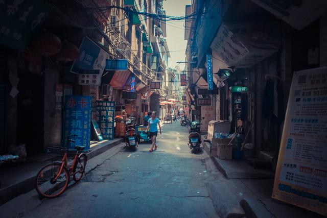 城市里的鄉(xiāng)村,西安西八里村紀實,小巷中這條標語,有些念不出口