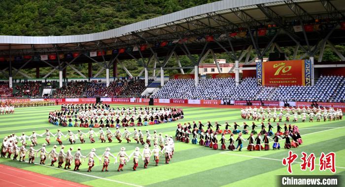 圖為慶祝大會(huì)現(xiàn)場(chǎng)。 劉忠俊 攝 圖為慶祝大會(huì)現(xiàn)場(chǎng)?!⒅铱?攝