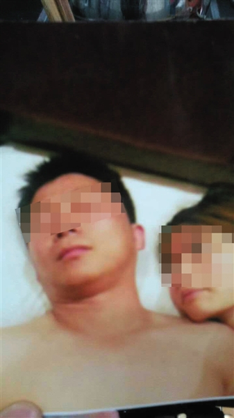 黃女士稱，側(cè)躺在她身邊的男子就是張德志。