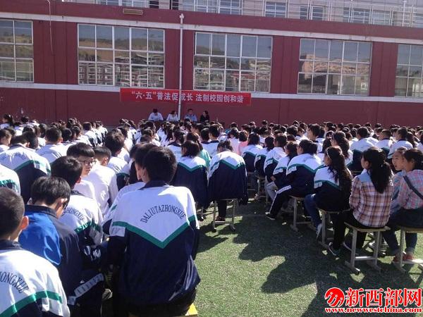 民警深入校園進(jìn)行法制宣傳.jpg