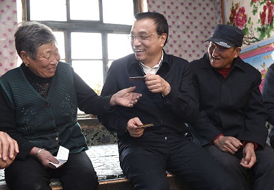 國務院??理李克強近日到第二批群眾路線教育實踐活動聯(lián)系點??—內(nèi)蒙古翁牛特旗調(diào)查研究、了解情況,面對面聽取基層干部群眾意見建議??新華社記者黃敬文、中新社記??劉震 ??jpg