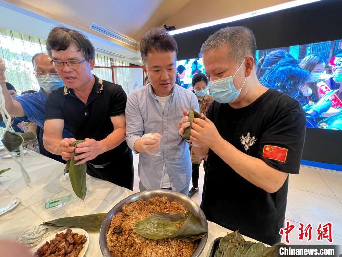 圖為在渝臺胞體驗包粽子。 鐘旖 攝 圖為在渝臺胞體驗包粽子?!$婌?攝