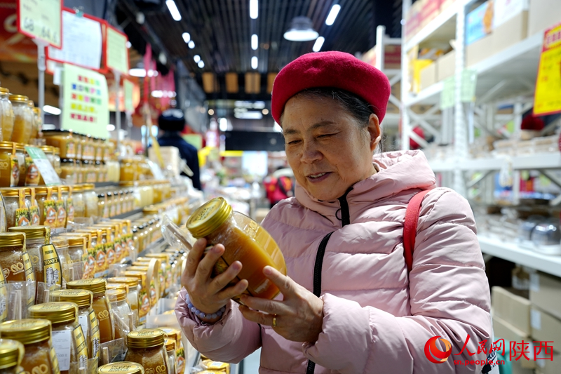 西安市民挑選進(jìn)口食品。人民網(wǎng)記者 賈凱璐攝