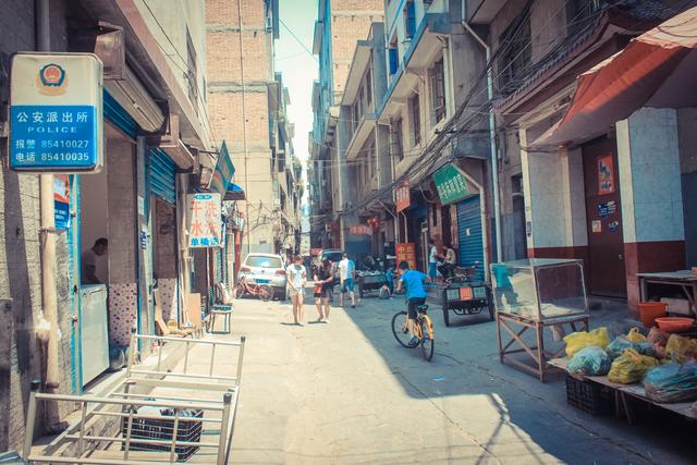 城市里的鄉(xiāng)村,西安西八里村紀實,小巷中這條標語,有些念不出口