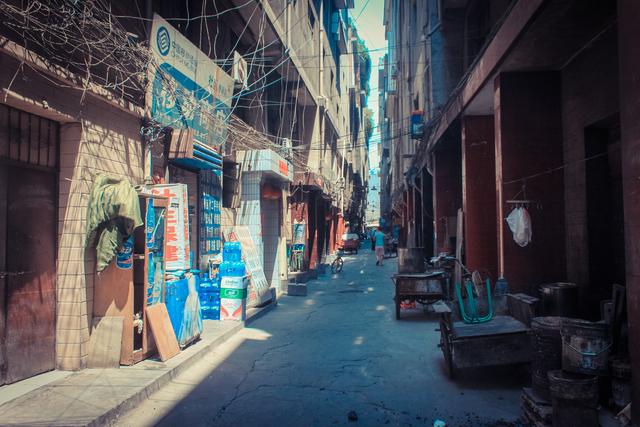 城市里的鄉(xiāng)村,西安西八里村紀實,小巷中這條標語,有些念不出口