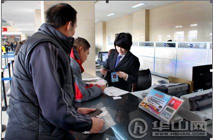 車輛管理所業(yè)務(wù)大廳秩序井然,工作人員接待熱情。(資料照片)