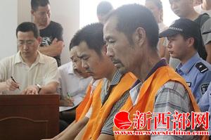 三名犯罪嫌疑人在庭審現(xiàn)場接受問訊.jpg