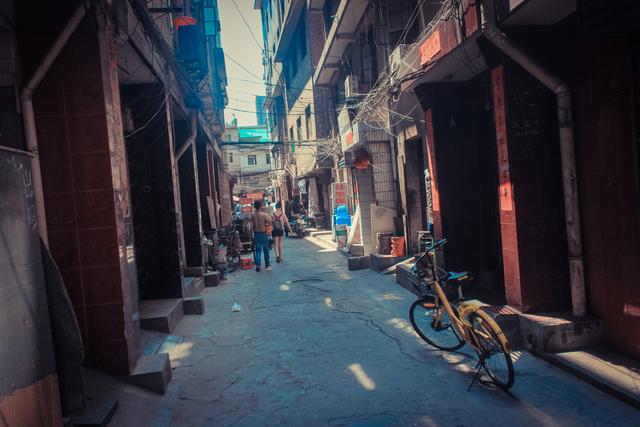 城市里的鄉(xiāng)村,西安西八里村紀實,小巷中這條標語,有些念不出口