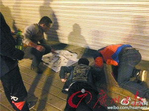 陜西球迷“門縫看球”沒買到球票也要為國足加油