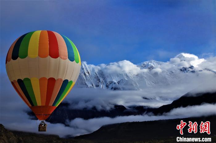 圖為雅魯藏布大峽谷旅游景區(qū)開展的與南迦巴瓦峰肩并肩的熱氣球體驗項目(資料圖)?!∥鞑芈糜喂煞萦邢薰?供圖 圖為雅魯藏布大峽谷旅游景區(qū)開展的與南迦巴瓦峰肩并肩的熱氣球體驗項目(資料圖)?!∥鞑芈糜喂煞萦邢薰?供圖