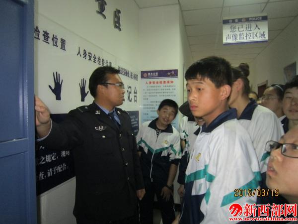 警營??????民警向?qū)W生介紹辦案區(qū)情況.jpg