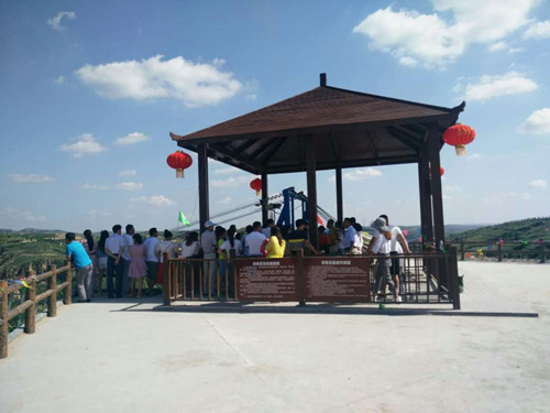 游人排隊(duì)等??乘坐空中滑索_副本.jpg
