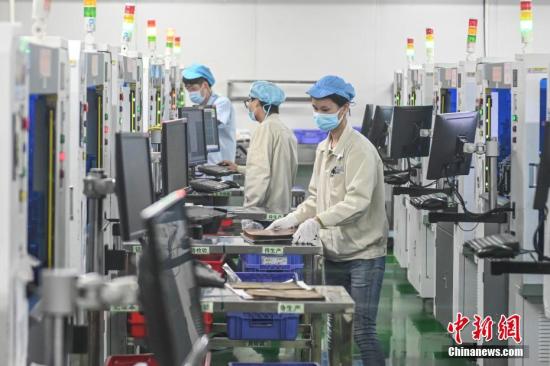 資料圖:2月20日,位于廣州南沙區(qū)的安捷利(番禺)電子實業(yè)有限公司內(nèi),復工人員戴著口罩在生產(chǎn)車間有序工作。<a target='_blank' >中新社</a>記者 陳驥旻 攝 資料圖:2月20日,位于廣州南沙區(qū)的安捷利(番禺)電子實業(yè)有限公司內(nèi),復工人員戴著口罩在生產(chǎn)車間有序工作。<a target='_blank' >中新社</a>記者 陳驥旻 攝