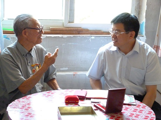 孟慶忠檢察長與張普飛老人親切交談1.jpg