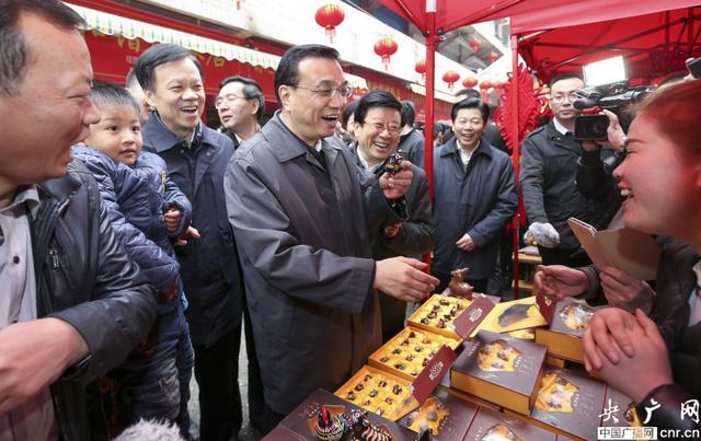 李克強(qiáng)現(xiàn)身貴州黎平市場(chǎng) 為貧困戶買年貨(圖)