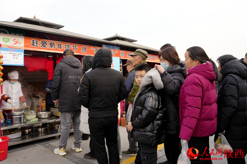 第二屆中歐班列年貨節(jié)的現(xiàn)場(chǎng)，市民排隊(duì)品嘗臊子面。人民網(wǎng)記者 賈凱璐攝