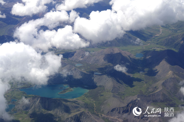 透過云層可見西藏高原地貌 吳超/攝