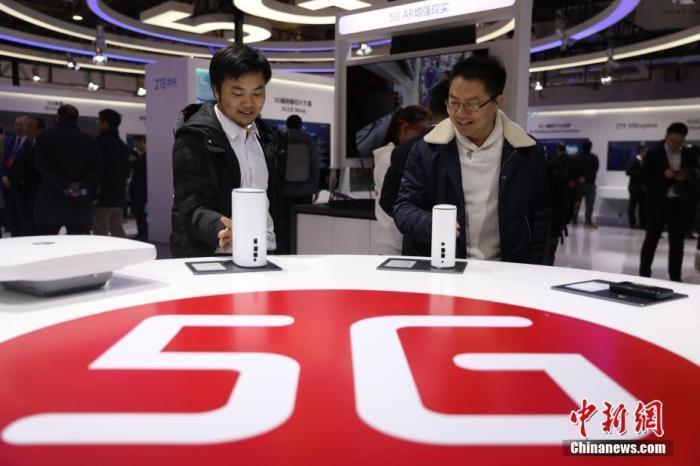 資料圖:參觀者在近距離觀看5G室內(nèi)路由器。<a target='_blank' >中新社</a>記者 蔣啟明 攝 點(diǎn)擊進(jìn)入下一頁(yè)