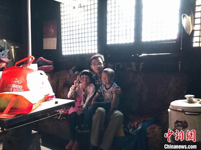胡建亮在結(jié)對幫扶的貧困戶家。受訪者 供圖