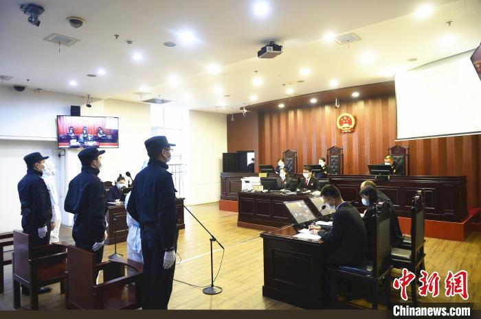 9月22日上午,湖北省武漢市江漢區(qū)人民法院公開開庭審理了被告人肖修海、肖遠萬、肖國倫非法捕撈水產(chǎn)品罪一案。圖片由最高人民法院提供 9月22日上午,湖北省武漢市江漢區(qū)人民法院公開開庭審理了被告人肖修海、肖遠萬、肖國倫非法捕撈水產(chǎn)品罪一案。圖片由最高人民法院提供