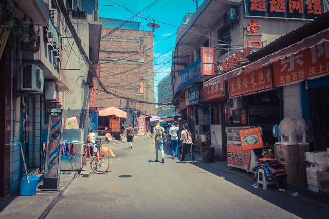 城市里的鄉(xiāng)村,西安西八里村紀實,小巷中這條標語,有些念不出口