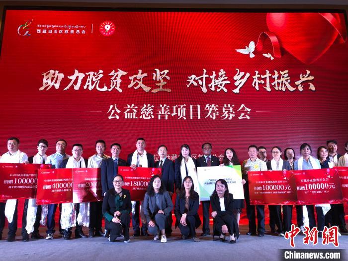 愛(ài)心企業(yè)及愛(ài)心人士舉牌合影 謝牧 攝 愛(ài)心企業(yè)及愛(ài)心人士舉牌合影 謝牧 攝