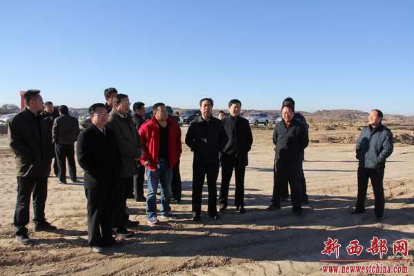 王長安視察佳縣農(nóng)田水利建??jpg