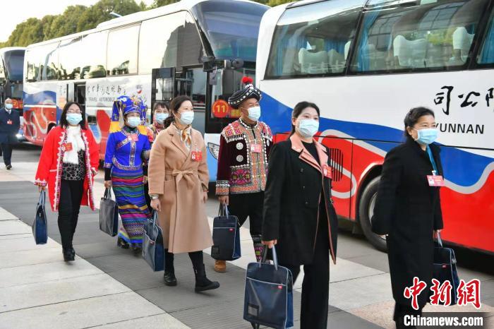 圖為云南政協(xié)委員抵達(dá)會(huì)場(chǎng) 劉冉陽(yáng) 攝