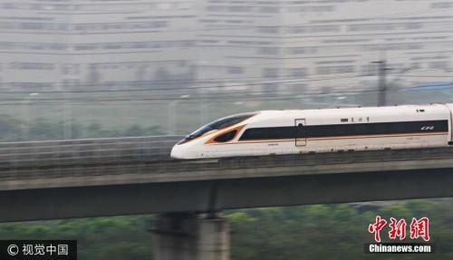圖為“復(fù)興號(hào)”動(dòng)車組列車以時(shí)速350公里高速經(jīng)過(guò)江蘇省常州市。 圖片來(lái)源:視覺中國(guó) 點(diǎn)擊進(jìn)入下一頁(yè)