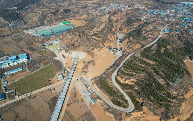 西延高鐵全線最后一座隧道——西延高鐵銅川隧道順利貫通（航拍）。劉一江攝