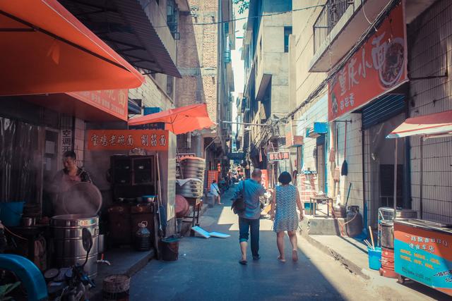 城市里的鄉(xiāng)村,西安西八里村紀實,小巷中這條標語,有些念不出口