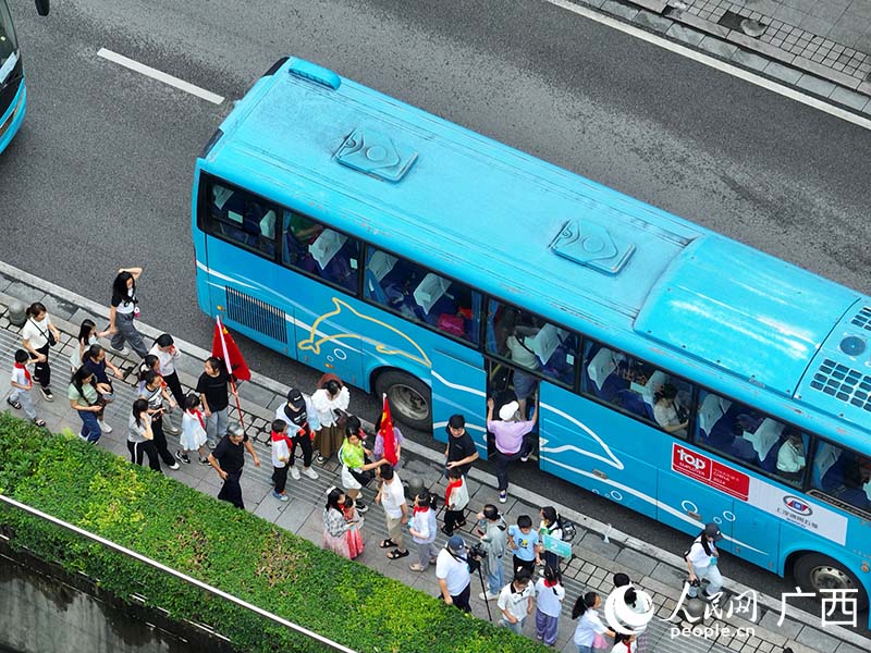 游客排隊登車。人民網(wǎng) 付華周攝