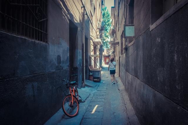 城市里的鄉(xiāng)村,西安西八里村紀實,小巷中這條標語,有些念不出口