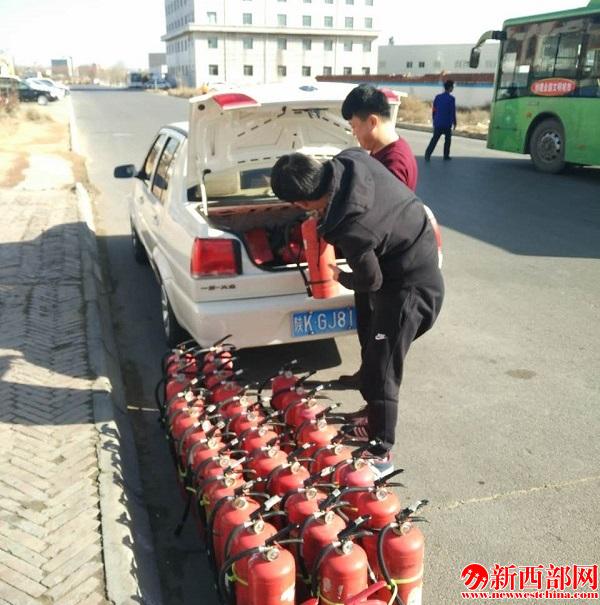 公交公司人員對滅火器更換.jpg