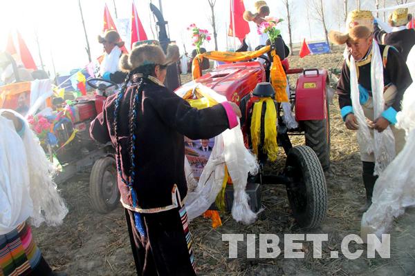 雍布拉康山腳下“鐵牛”開(kāi)啟春耕“第一犁”