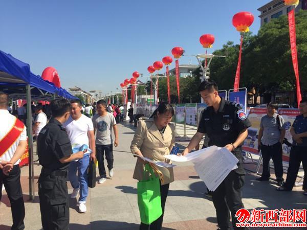 公交公司員工向市民發(fā)放乘車安全資??jpg