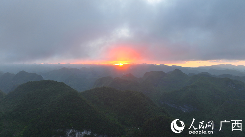 樂業(yè)高山落日。人民網(wǎng) 付華周攝 樂業(yè)高山落日。人民網(wǎng) 付華周攝