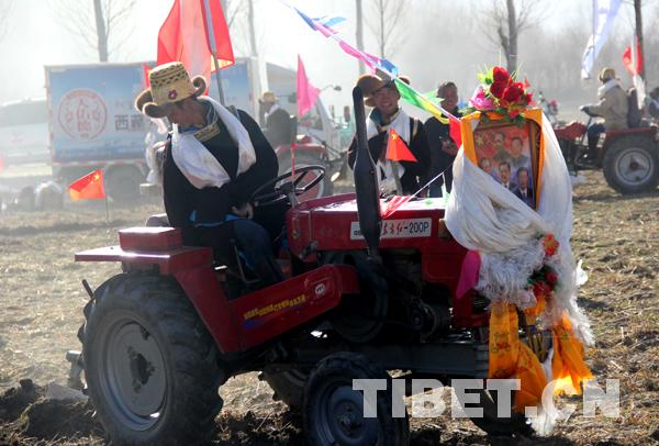 雍布拉康山腳下“鐵?!遍_(kāi)啟春耕“第一犁”