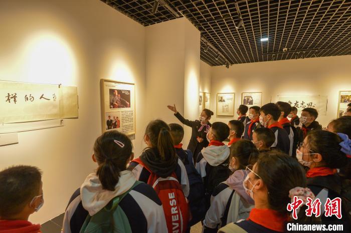 紀(jì)念周恩來總理珍品展在重慶開展