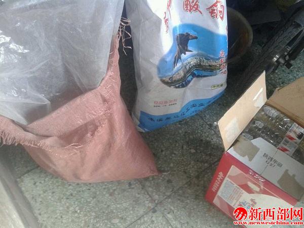 被裝在礦泉水瓶里安鈉鉀溶液和制毒原料.jpg