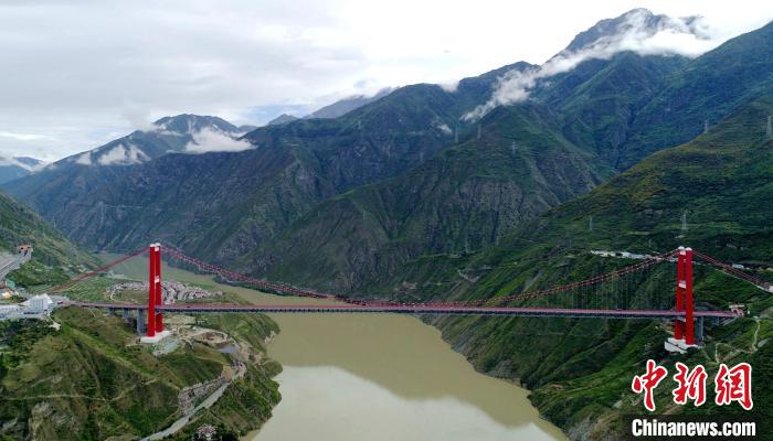 圖為雅康高速瀘定大渡河大橋?!⒅铱?攝 圖為雅康高速瀘定大渡河大橋?!⒅铱?攝