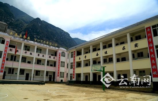 白勝小學(xué)教學(xué)樓和綜合樓在地震中均受到損毀