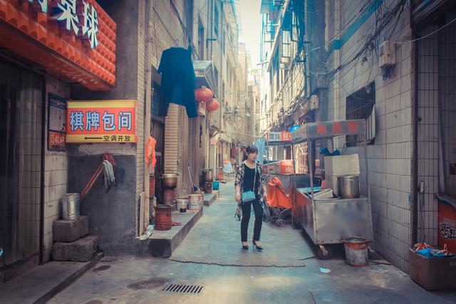 城市里的鄉(xiāng)村,西安西八里村紀實,小巷中這條標語,有些念不出口