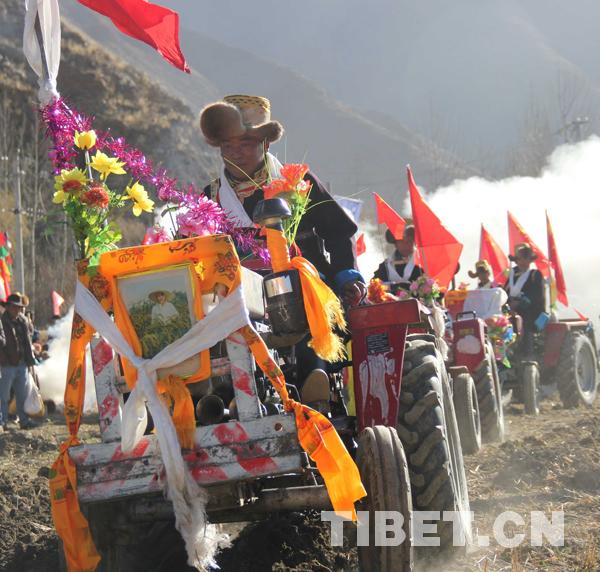 雍布拉康山腳下“鐵?!遍_(kāi)啟春耕“第一犁”